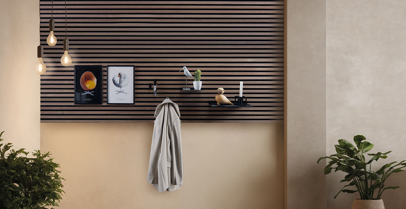 Entre-walnut-med-Accessory-low-res 2,400 mm LED vodilo z daljinskim upravljalnikom