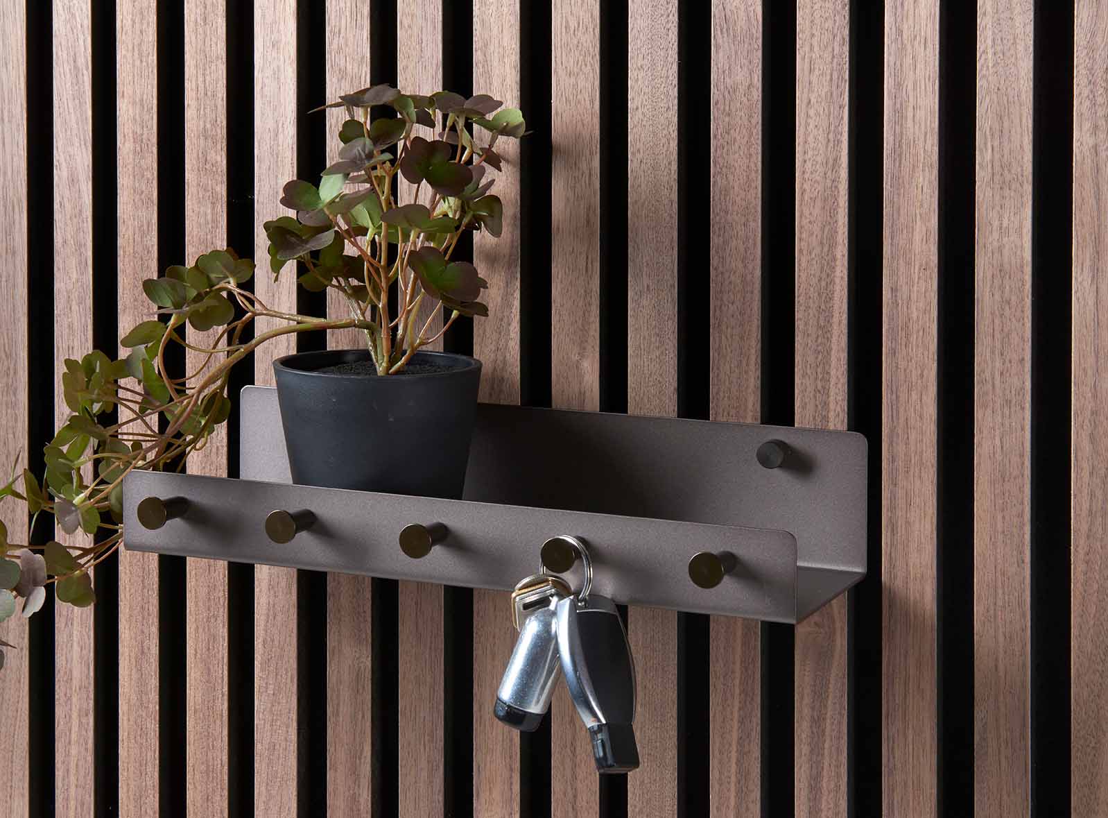 Multi-shelf-med-storage-brown-miljoe-billede-low-res 2,400 mm LED vodilo z daljinskim upravljalnikom